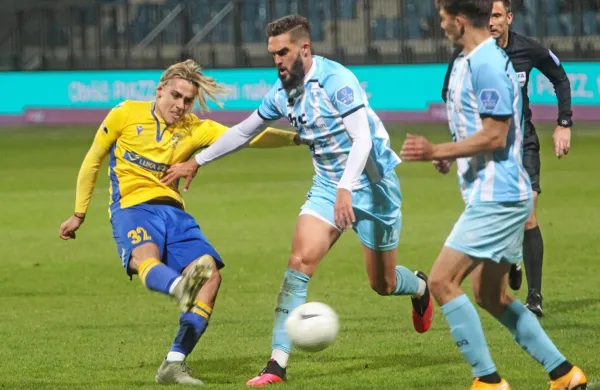 Claudio Spinelli (levo) postaja vse pomembnejši v napadu Kopra, 
Nejc  Mevlja (ob njem) pa je učvrstil goriško obrambo. 