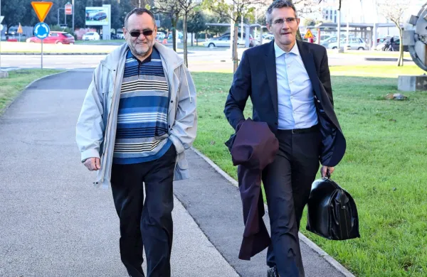 Nekdanji predsednik Cimosove uprave Franc Krašovec in  odvetnik 
Franc Rojko (desno), ki ga je zagovarjal na sojenju v Kopru 