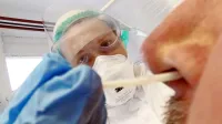  Zaposleni v zdravstvu in socialno varstvenih zavodih bodo poslej redno 
testirani za okužbo z novim koronavirusom.  