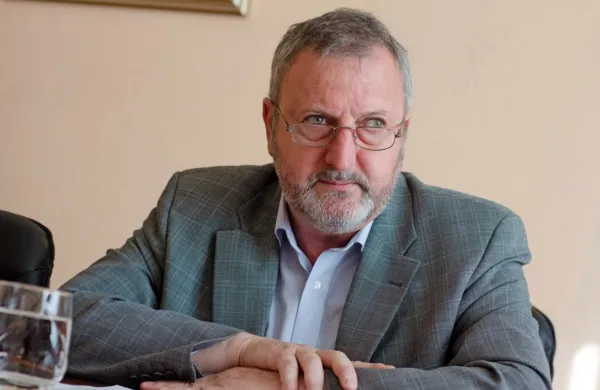  Zaradi nedostojnega komuniciranja z novinarkami bistriškemu 
županu Emilu Rojcu grozi izključitev iz stranke SD.