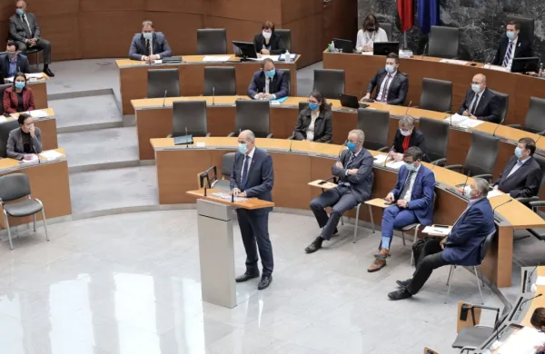 Po burni razpravi so poslanci danes potrdili šesti protikoronski 
paket: pri nekaterih najbolj spornih določilih je koalicija naredila 
korak nazaj.  