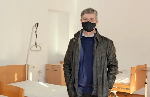 Državni sekretar Cveto Uršič si je včeraj ogledal rdečo cono v 
Kulturnem domu v Slavini,  kamor so do večera preselili 16 
okuženih stanovalcev Doma upokojencev Postojna.