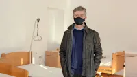 Državni sekretar Cveto Uršič si je včeraj ogledal rdečo cono v 
Kulturnem domu v Slavini,  kamor so do večera preselili 16 
okuženih stanovalcev Doma upokojencev Postojna.