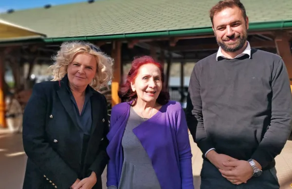 V Novem Sadu sta Katja Pegan (levo) in Matej Sukič sodelovala tudi z legendarno  srbsko režiserko in literatko  Vido Ognjenović. 

