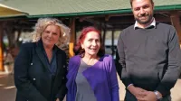 V Novem Sadu sta Katja Pegan (levo) in Matej Sukič sodelovala tudi z legendarno  srbsko režiserko in literatko  Vido Ognjenović. 

