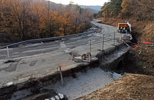 Na Rebrnicah obnavljajo še tri kilometre ceste.