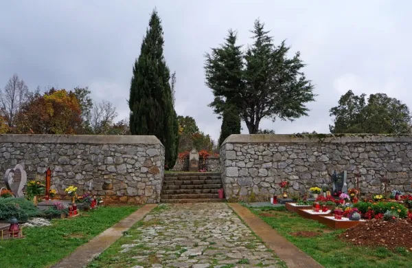 Divaški občinski svetniki so se odločili, da bo s pokopališči, 
največja  so divaško (na fotografiji), senožejsko in v Vremskem 
Britofu,  še naprej upravljal koncesionar, ne pa režijski obrat.  