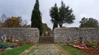 Divaški občinski svetniki so se odločili, da bo s pokopališči, 
največja  so divaško (na fotografiji), senožejsko in v Vremskem 
Britofu,  še naprej upravljal koncesionar, ne pa režijski obrat.  