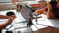 Strokovni svet šolam priporoča, da v času šolanja na daljavo čim 
bolj spodbujajo neposredno komunikacijo med učenci in dijaki in 
branje nedigitalnih besedil. 
