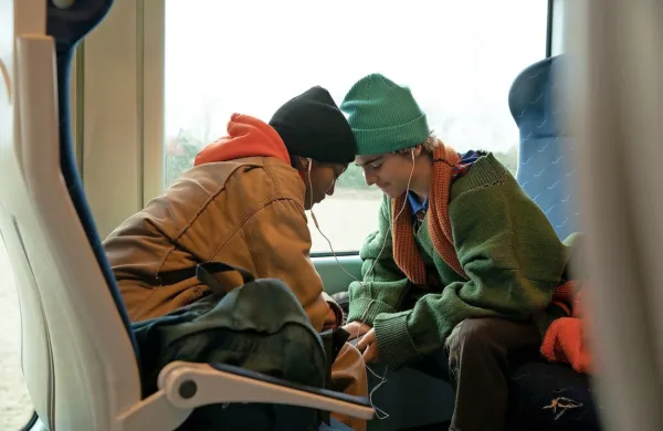Motor serije Taki smo je iskriv in navdihujoč odnos med Fraserjem 
(Jack Dylan Grazer, desno) in Caitlin (Jordan Kristine Seamon).