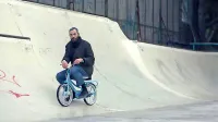 Aris med eno od svojih prvih misij ...