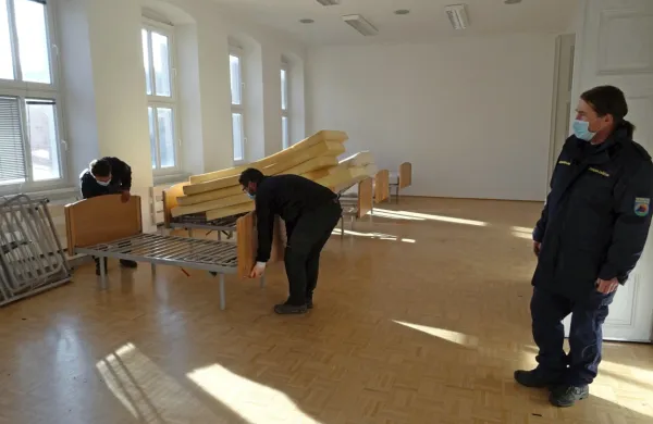 Ker so domačini prostovoljno zelo hitro izpraznili in počistili 
kulturni dom v Slavini, so člani CZ lahko v njem pravočasno 
vzpostavili rdečo cono. 