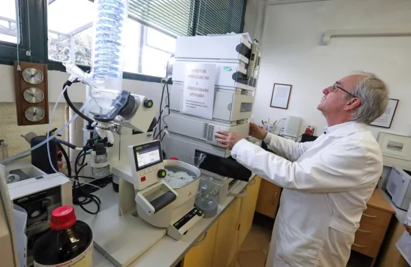 V Ljubljani potrjujejo nacionalni pomen laboratorija Inštituta za 
oljkarstvo in obljubljajo rešitev njegove prostorske zagate. Na 
fotografiji je dr. Bojan Butinar, eden pionirjev raziskav na področju 
oljkarstva pri nas. 