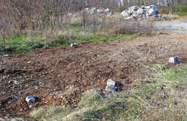 Največji kup odpadkov so po osmih mesecih odpeljali. 20 ton 
odpadkov (na kupih v ozadju) pa za zdaj še ostaja v Divači. 