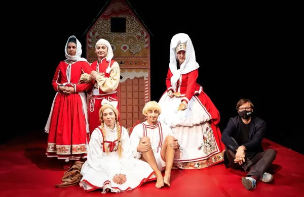  Predstava, ki jo je režiral Andrej Jus (desno), je  brez besed, izraziti pa so gib, kostumi, scena ...  