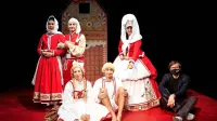  Predstava, ki jo je režiral Andrej Jus (desno), je  brez besed, izraziti pa so gib, kostumi, scena ...  