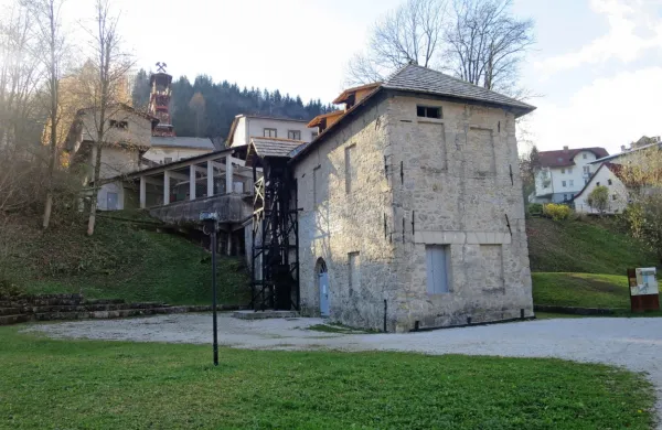 Območju edinih še zanemarjenih objektov rudnika ob Jožefovem 
jašku naj bi z OPN odvzeli možnost obnove v   hotelsko sprostitveni 
kompleks. To se utegne občini in turizmu, o katerem sanja, 
otepati.