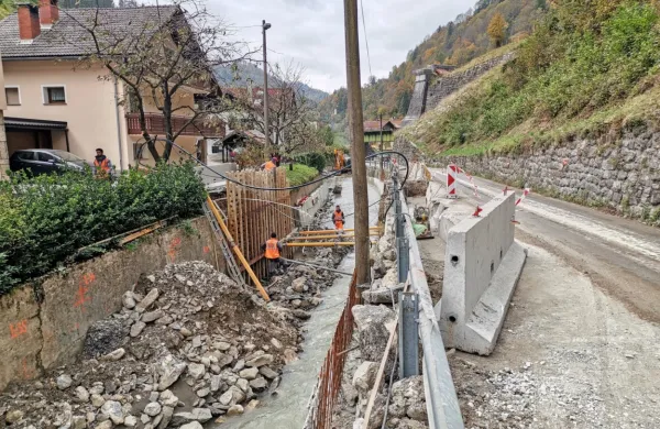 V Podbrdu v sodelovanju z DRSI prenavljajo  četrti odsek ceste, občina za komunalno ureditev dodaja 1,3 milijona evrov. 