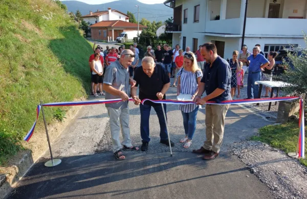 V občini so letos izpeljali  več manjših projektov. V zaselku Kotišče 
v Bukovici so     denimo odprli na novo asfaltirano cesto, ki je pred 
tem veljala za “najslabšo cesto v občini”. 