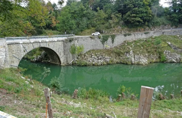 Divaška občina je morala v letu 2019  nepredvidoma popraviti škofeljski most, zato ji je zmanjkalo denarja za lokalne ceste.
