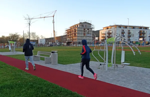    Park Žaga na Kozini so domačini zelo dobro sprejeli. Kmalu ga bo 
občina nadgradila z mladinskim centrom in otroškim igriščem ter 
ga povezala z Mestnim trgom, ki se mu obeta prenova. V ozadju 
raste še zadnji stolpič  soseske Brinje, kamor so se priselile  mnoge 
mlade družine.
