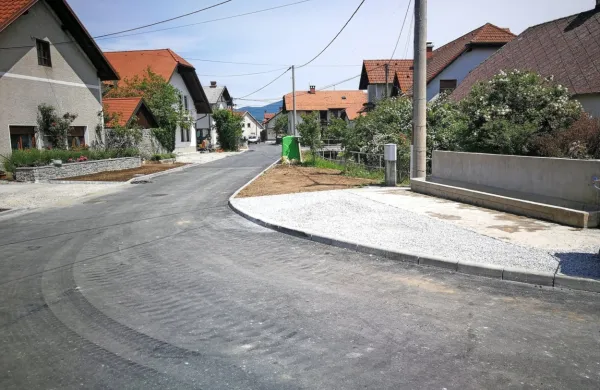 Pivška občina v tem mandatu nadaljuje z več infrastrukturnimi projekti, med katerimi  je obnova vodovoda  in 
komunalno opremljanje po nekaterih vaseh (na fotografiji Selce, kjer so z deli končali že poleti).