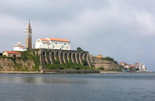 Sanacija klifa in župnišča ter gradnja novega pločnika in ceste do 
Fiese so projekti, ki jih je Zadković uresničil, čeprav so se 
predhodnikom zdeli nemogoči. 