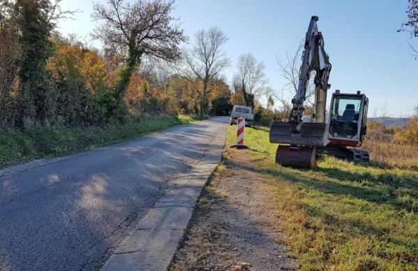  V minulih dneh so začeli obnavljati vozišče na dotrajanem odseku ceste, ki iz Boninov pelje proti 
Pradam.