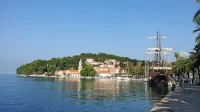 Na vzpetini nad Cavtatom je pokopališče, najvišja stavba na njem 
pa mavzolej družine Račić.