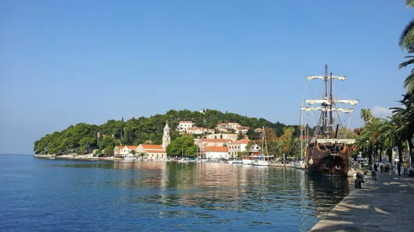 Na vzpetini nad Cavtatom je pokopališče, najvišja stavba na njem 
pa mavzolej družine Račić.