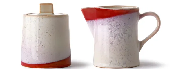 Preprosta keramika za sladkor in mleko spominja na Japonsko. 
Coffee Cloth Ltd.