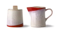 Preprosta keramika za sladkor in mleko spominja na Japonsko. 
Coffee Cloth Ltd.