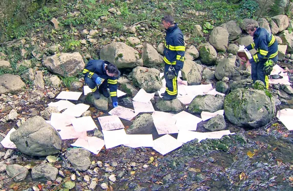 V času epidemije se prostovoljni gasilci nemoteno  odzivajo na klice na pomoč (na fotografiji  člani PGD Kanal, ki so sredi novembra 
ob izlitju nafte postavili lovilce maščob). 