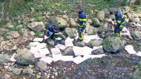 V času epidemije se prostovoljni gasilci nemoteno  odzivajo na klice na pomoč (na fotografiji  člani PGD Kanal, ki so sredi novembra 
ob izlitju nafte postavili lovilce maščob). 