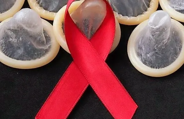 V boju s HIV so odločilni ukrepi za    preprečevanje okužbe. Med 
njimi je dosledna uporaba kondoma med spolnimi odnosi.
