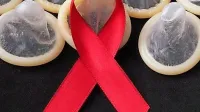 V boju s HIV so odločilni ukrepi za    preprečevanje okužbe. Med 
njimi je dosledna uporaba kondoma med spolnimi odnosi.