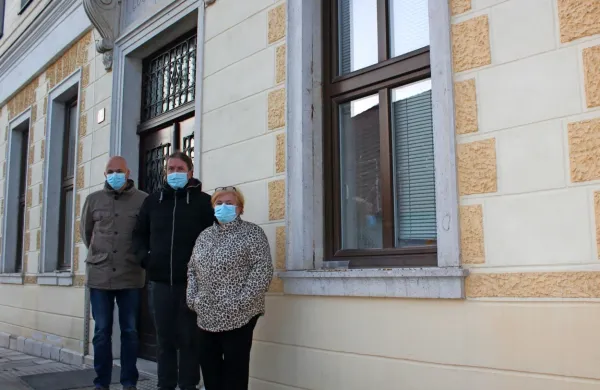 Janko Boštjančič, Tadej Smrdel in Neža Spinelli (z leve) pred 
Kulturnim domom Slavina, ki je v teh dneh rdeča cona za okužene 
stanovalce postojnskega doma upokojencev.

 