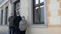 Janko Boštjančič, Tadej Smrdel in Neža Spinelli (z leve) pred 
Kulturnim domom Slavina, ki je v teh dneh rdeča cona za okužene 
stanovalce postojnskega doma upokojencev.

 