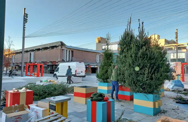 Včeraj so začeli postavljati pravljično vas na trgu. Elektriko za lučke na novoletnih jelkah bodo proizvajali - kolesarji. 