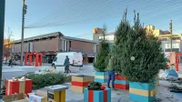 Včeraj so začeli postavljati pravljično vas na trgu. Elektriko za lučke na novoletnih jelkah bodo proizvajali - kolesarji. 