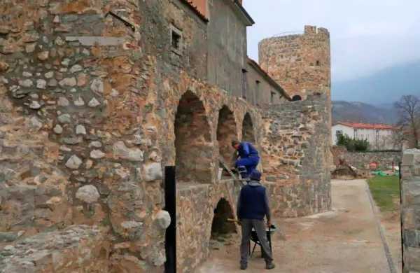 

Občina s pomočjo ministrstva za kulturo izvaja vzdrževalna in 
restavratorsko-konservatorska dela na obzidju Kastre. 