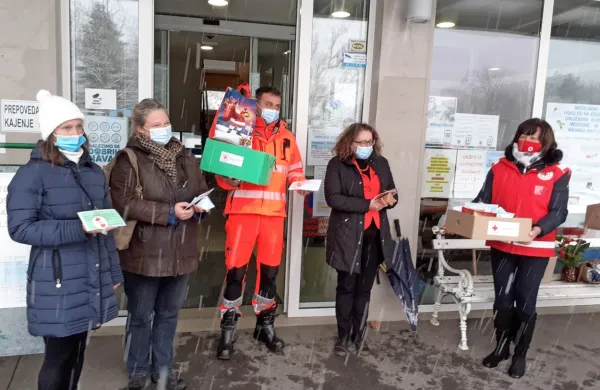 Simbolično srce za zaposlene zdravstvenega doma