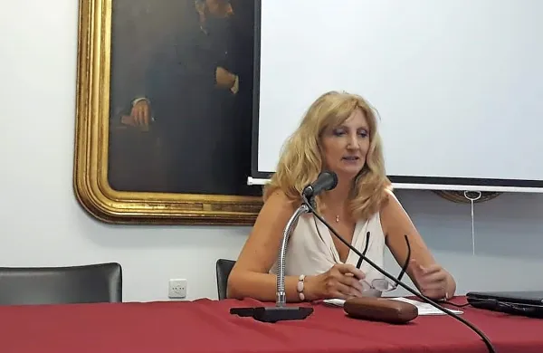 Vodja programske skupine prof. dr. Vesna Mikolič med predavanjem na Slovenski matici julija letos.