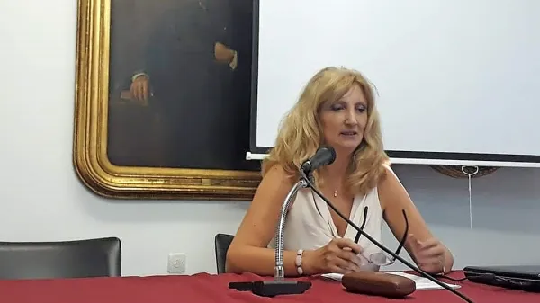 Vodja programske skupine prof. dr. Vesna Mikolič med predavanjem na Slovenski matici julija letos.