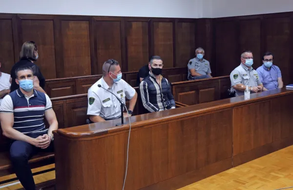 Z zaslišanjem prič se je nadaljevalo sojenje Gregorju Setnikarju 
(prvi z leve), Arisu Alibašiću (tretji z leve) in Aleksandru Vettorazziju (prvi z desne).  
