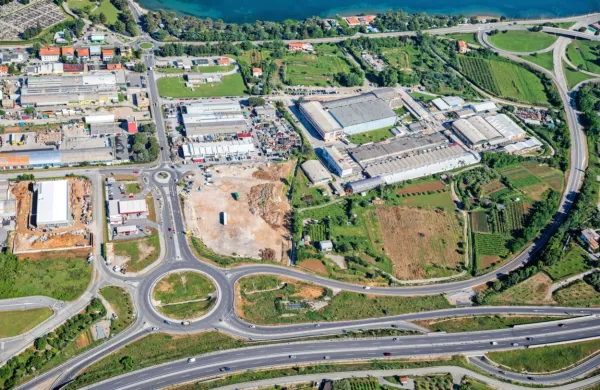 Občina bo prodajala parcele takoj za   stavbo nekdanjega Mehana 
in desno od prečne poti med bližnjimi njivami (na območju med 
nekdanjo obvoznico in proizvodnimi  halami). 