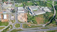 Občina bo prodajala parcele takoj za   stavbo nekdanjega Mehana 
in desno od prečne poti med bližnjimi njivami (na območju med 
nekdanjo obvoznico in proizvodnimi  halami). 