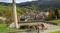  Čeprav izdajalci partijskega tečaja leta 1944 v Cerknem še niso 
znani, so z izbrisom besede “izdaja” s spomenika padlim in 
opravičilom krivično likvidiranim, v Cerknem dosegli spravo. 
Navkljub jezi dela članov društev za vrednote NOB. 

