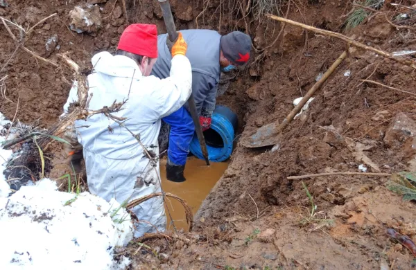 Tako so delavci včeraj popravljali počeno cev pri Rodiku.