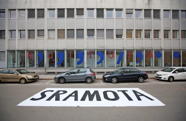 Tudi konec novembra so kulturniki izvedli protestno akcijo pred 
sedežem ministrstva za kulturo. 